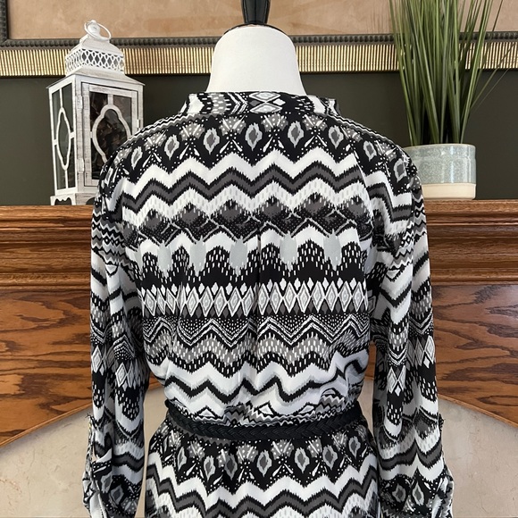 Almost Famous Black Geometric Print Belted Tribal Boho‎ Blouse Sz. XL Juniors - Picture 11 of 14